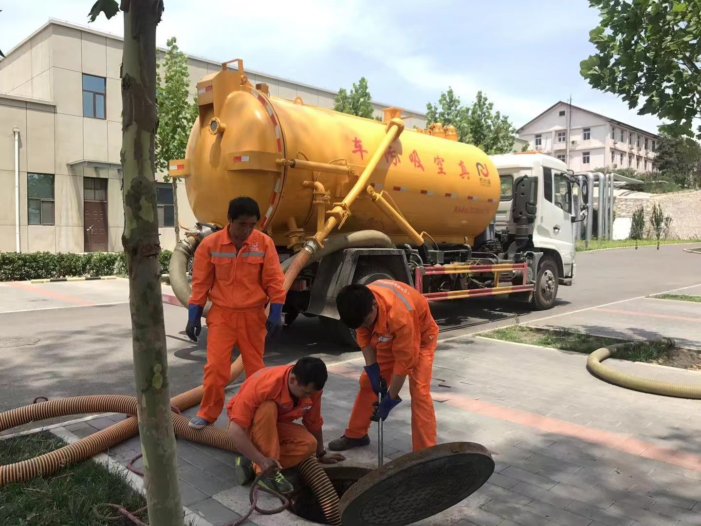 玉泉街道管道疏通车停在窨井附近