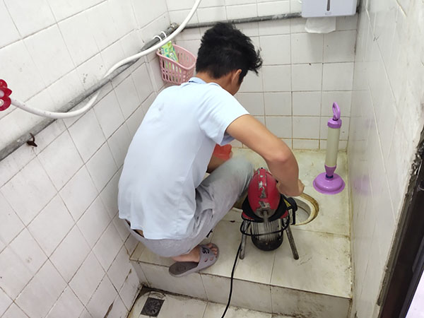 玉泉街道管道堵塞冒臭气 专业师傅现场解决问题