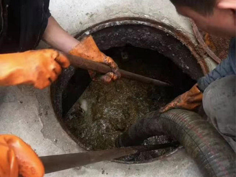 玉泉街道清理化粪池时如何避免沼气的危害？